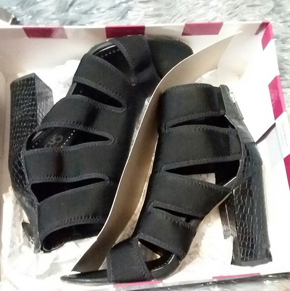 Sandals - Picture 3 of 7